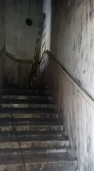 שלב ראשון בשיקום מבנה לאחר שריפה - ניקוי יסודי של פיח ולכלוך מהקירות והתקרה